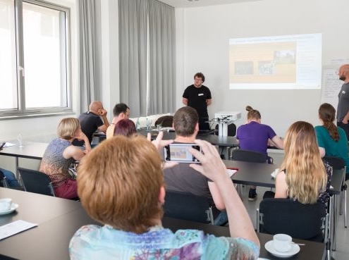 Teilnehmende eines Seminar in Reihen