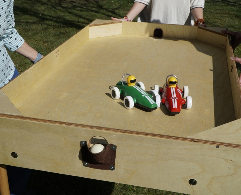 Spieltisch der Koop-Karre. 2 ferngesteuerte Autos sind zu sehen.
